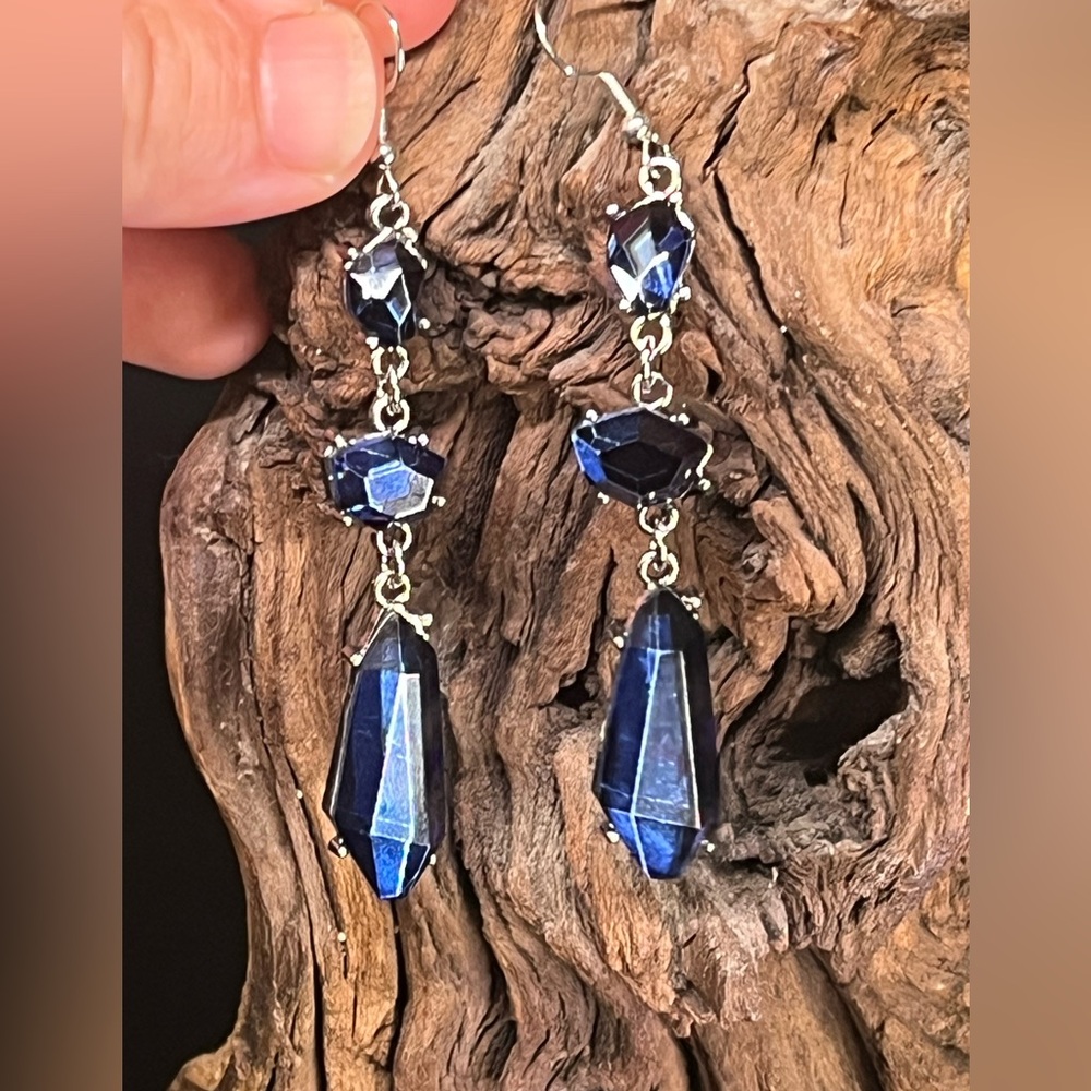 Stunning Vintage Silver Tone Dangle Earrings w Blue Faceted Glass Gems 3.25”
